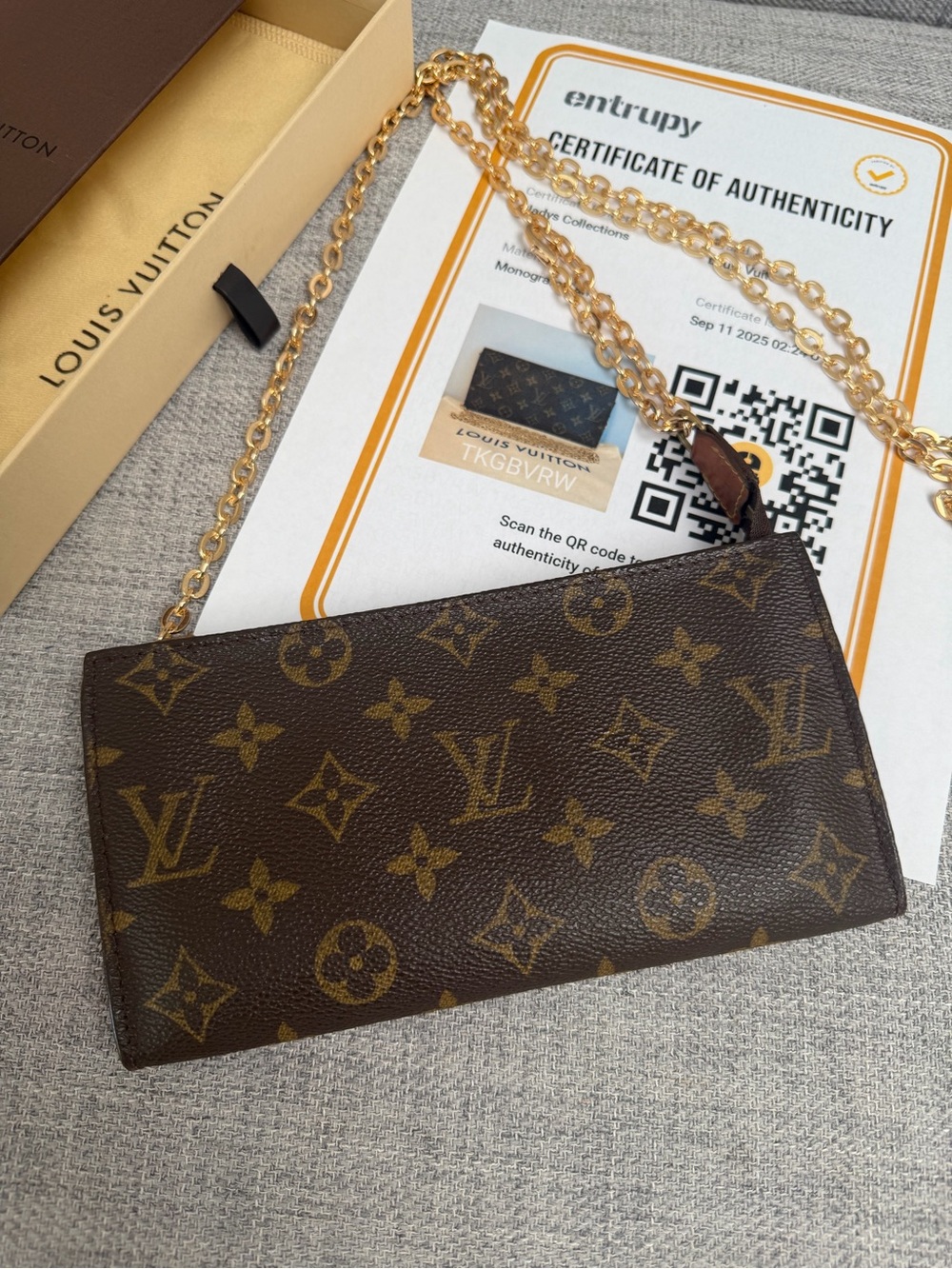 🧡Louis Vuitton Monogram Pouch with Certificate of Authenticity✨